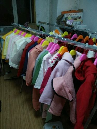 卖小孩的衣服从哪里找厂家拿货便宜          我们承接服装新店开业