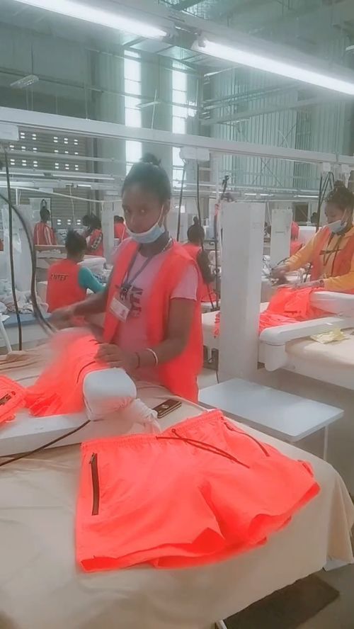 这是我们非洲工厂烫衣服车间,姑娘们烫衣服非常投入,都在争分夺秒地忙碌着 .